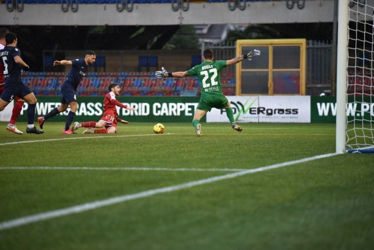 Il portiere Nobile durante una azione con la Samb