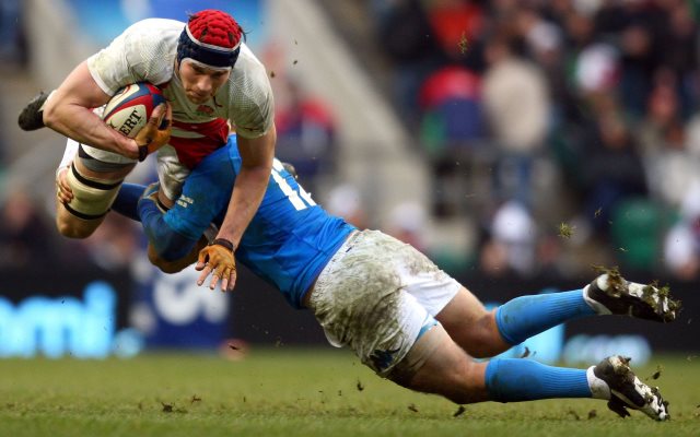 Nel Rugby le cadute durante il Tackle richiedono un campo morbido
